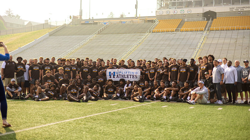 Western Michigan team photo on field